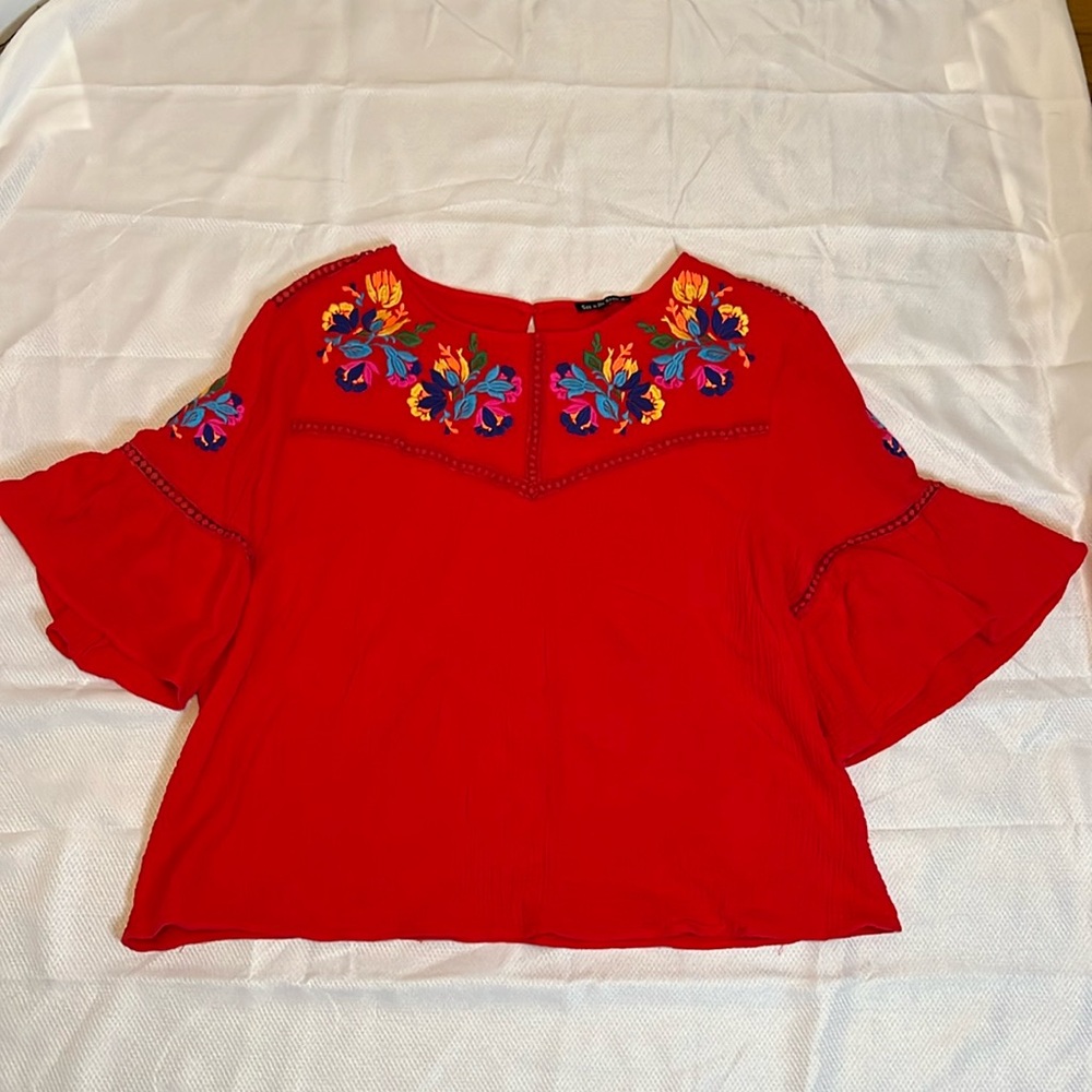 WOMENS RED FLORAL BOUTIQUE TOP. SIZE 3X.